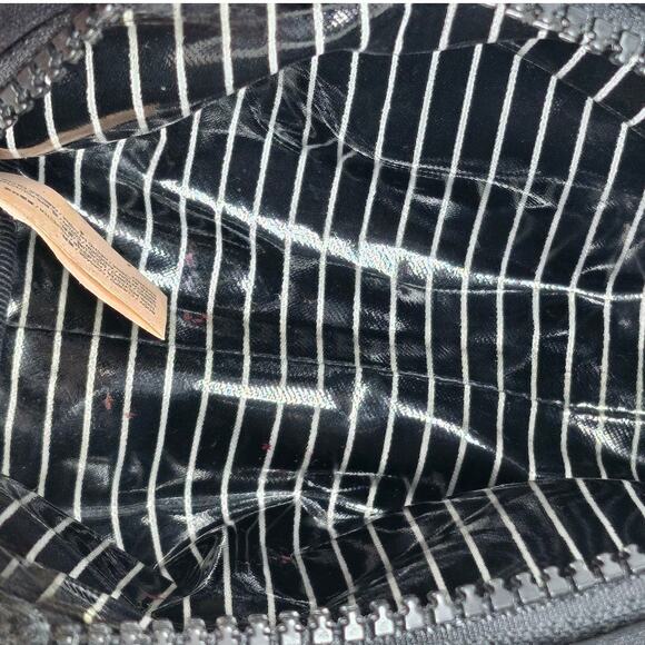 JUICY COUTURE BLACK COSMETIC CASE – 6x5x4" – LOGO FRONT + WATER-RESISTANT LINER - Picture 4 of 9